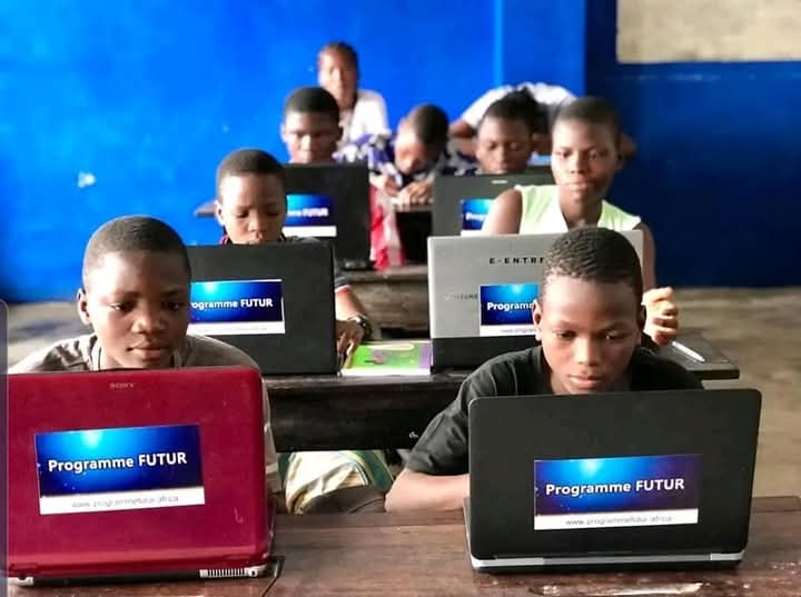 des enfants devant l'ordinateur